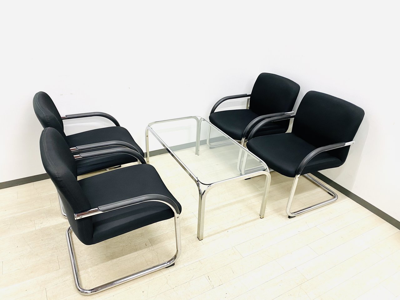 4人用応接セットが入荷しました！ガラステーブルがおしゃれですね！
                        その他シリーズ
                                    中古
            