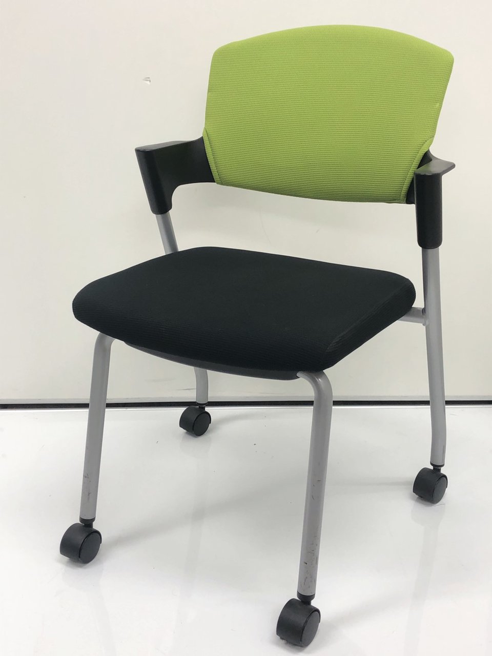 【グッドデザイン賞】重ねて収納【研修・ミーティングに】
                        プロッティ（キャスター付） 
                                    中古
            