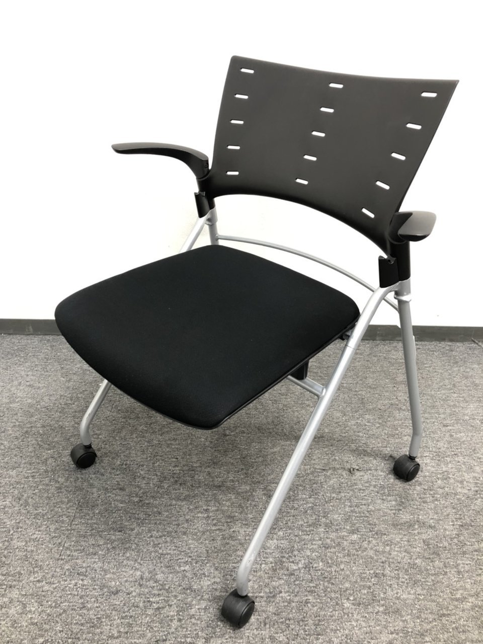 【10脚入荷！】|ネスティングチェア｜イトーキ製マノス｜軽快なデザインと利便性｜収納しやすい会議室チェア！
                        マノス 
                                    中古
            