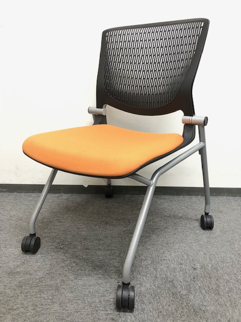 ﾐｰﾃｨﾝｸﾞﾁｪｱ｜ｵｶﾑﾗ・ｸﾞﾗｰﾀ｜会議用・待合室などにどうぞ!!
                        グラータ 
                                    中古
            