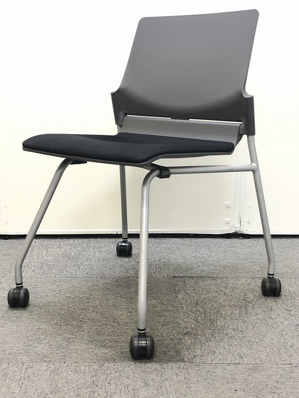 【収納チェア】ご使用にならないときは前に重ねて収納可能です！！
                        フィットスタック 
                                    中古
            