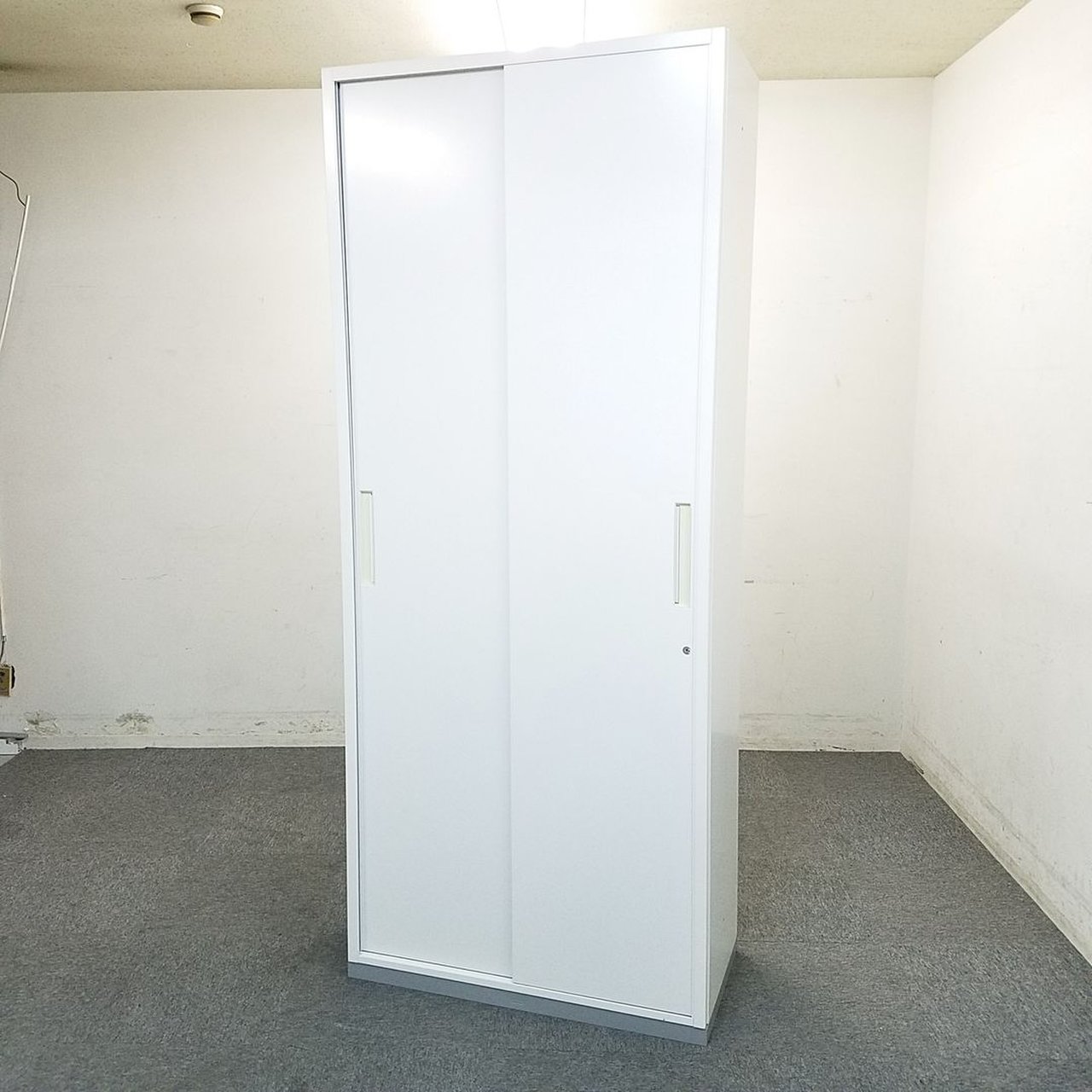 【4台入荷】A4ファイルが6段収納可能！大容量のスチール書庫入荷！引き戸タイプなので、スペースを使わず利用可能です！
                        TF 書庫 
                                    中古
            