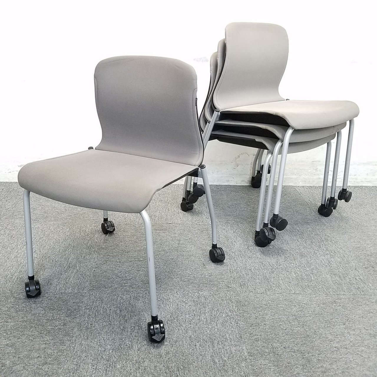 【4脚セット販売】コクヨ社人気のスタックチェア入荷！キャスター付きで移動もらくらくです！中古　ミーティングチェア　オフィス　スタック
                        アリーナC 
                                    中古
            