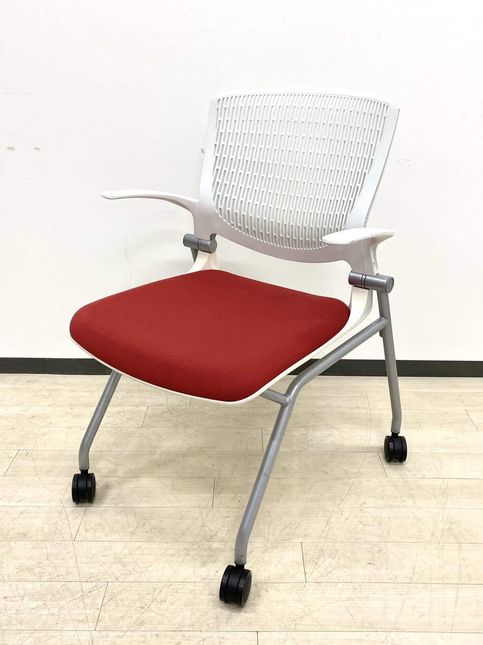 これは便利！グラータチェアに肘置きがついてます！ホワイト×レッドでお客様用チェアにもおすすめ！！
                        グラータ (Grata)
                                    中古
            