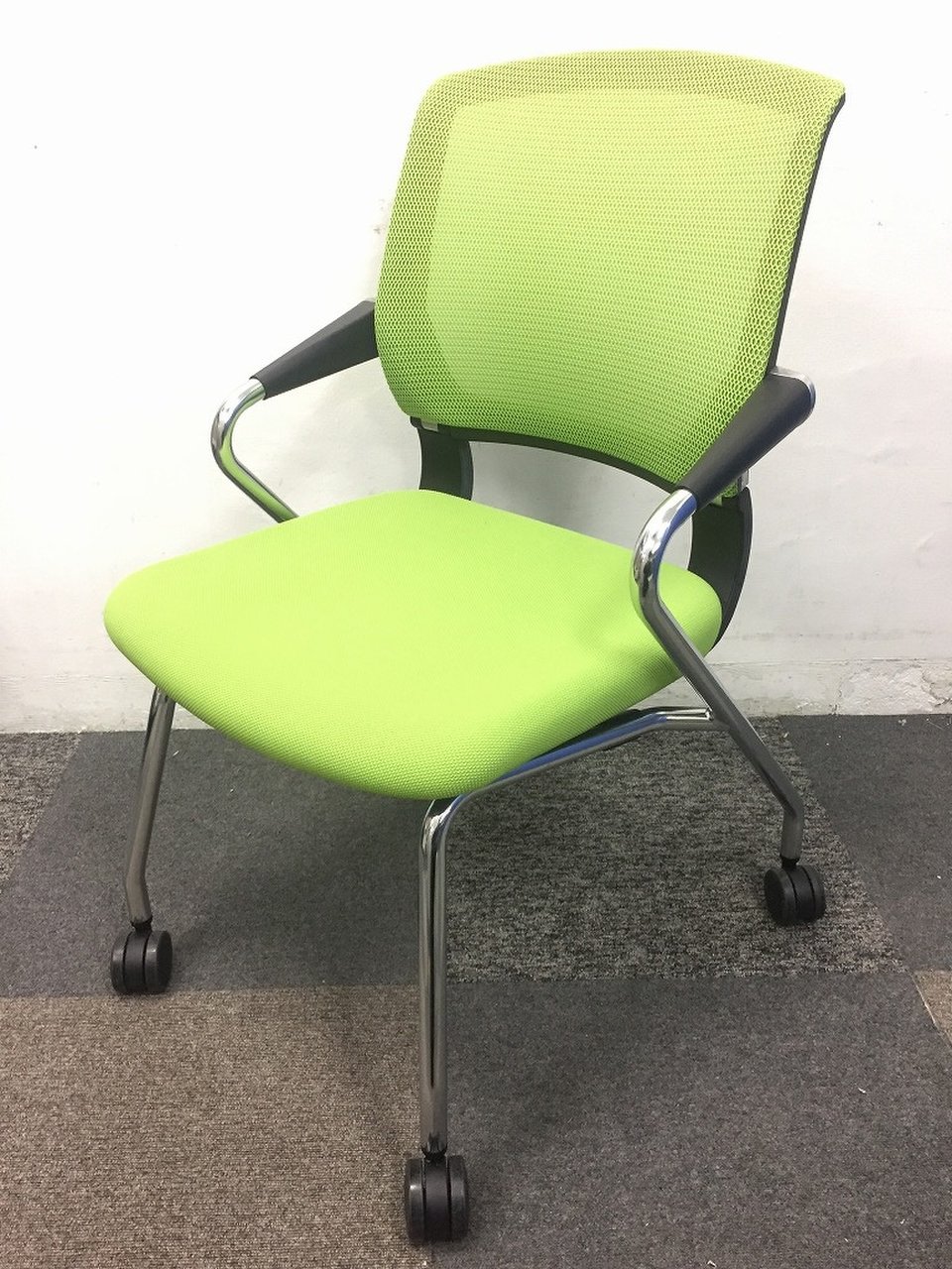 【背にフィットする快適メッシュ！】■コクヨ製　ネスティングチェア　ライトグリーン　■リラックスできる肘付！厚めのクッション！
                        サテリテ（キャスタータイプ） 
                                    中古
            