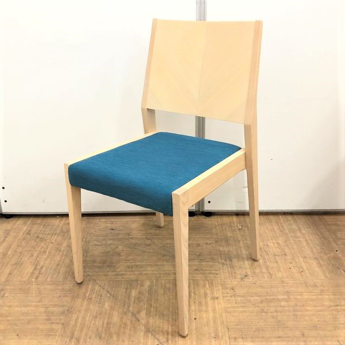 木目の風合いとデザインにこだわった1脚！！オフィスに柔らかさを【自宅や飲食店にもオススメ】

                        SOGO　タック
                                    中古
            