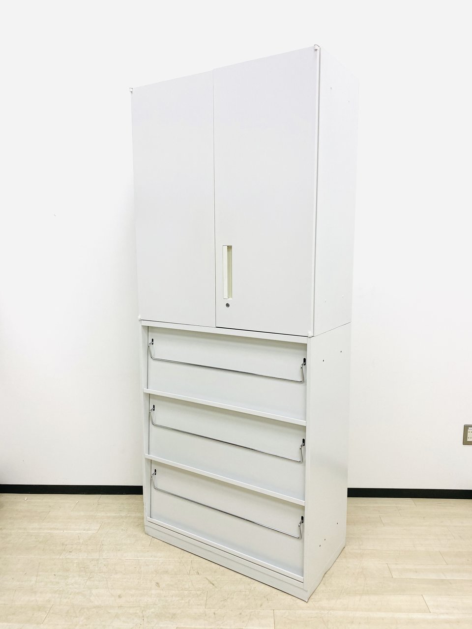 デザインと収納能力と機能性あり！雑誌架書庫と両開き書庫の書庫セット入荷！しかも最大手の内田洋行製！！
                        HS
                                    中古
            