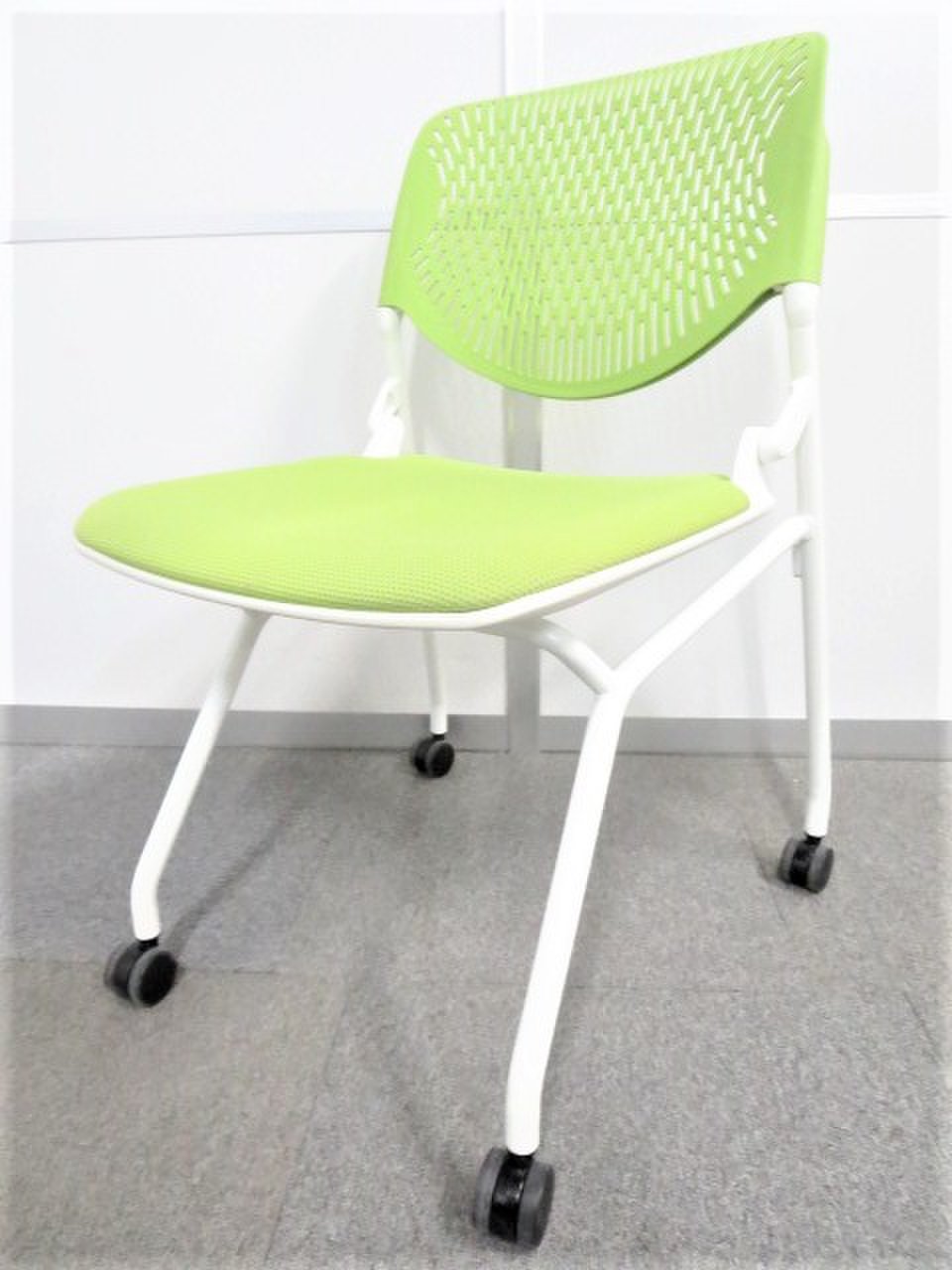 【ポップなデザイン！コミュニケーション活性化に！】■オカムラ製　ルナチェア　ライムグリーンシェル　■【フレキシブルに使える！】ネスティングチェア！
                        ルナチェア
                                    中古
            