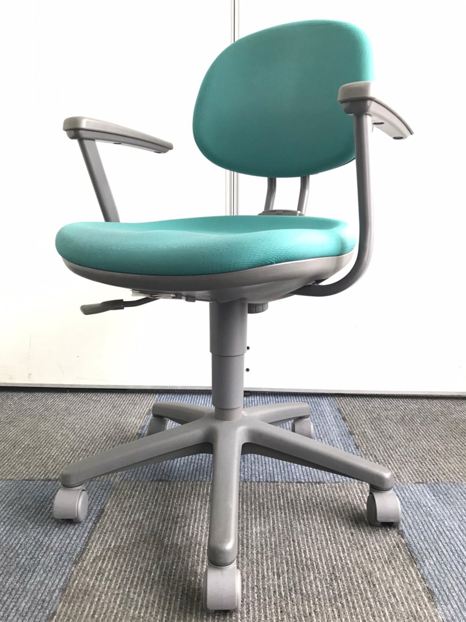 【定番中の定番です】シンプルな肘付きチェアです！【SPG】
                        バリュー 
                                    中古
            