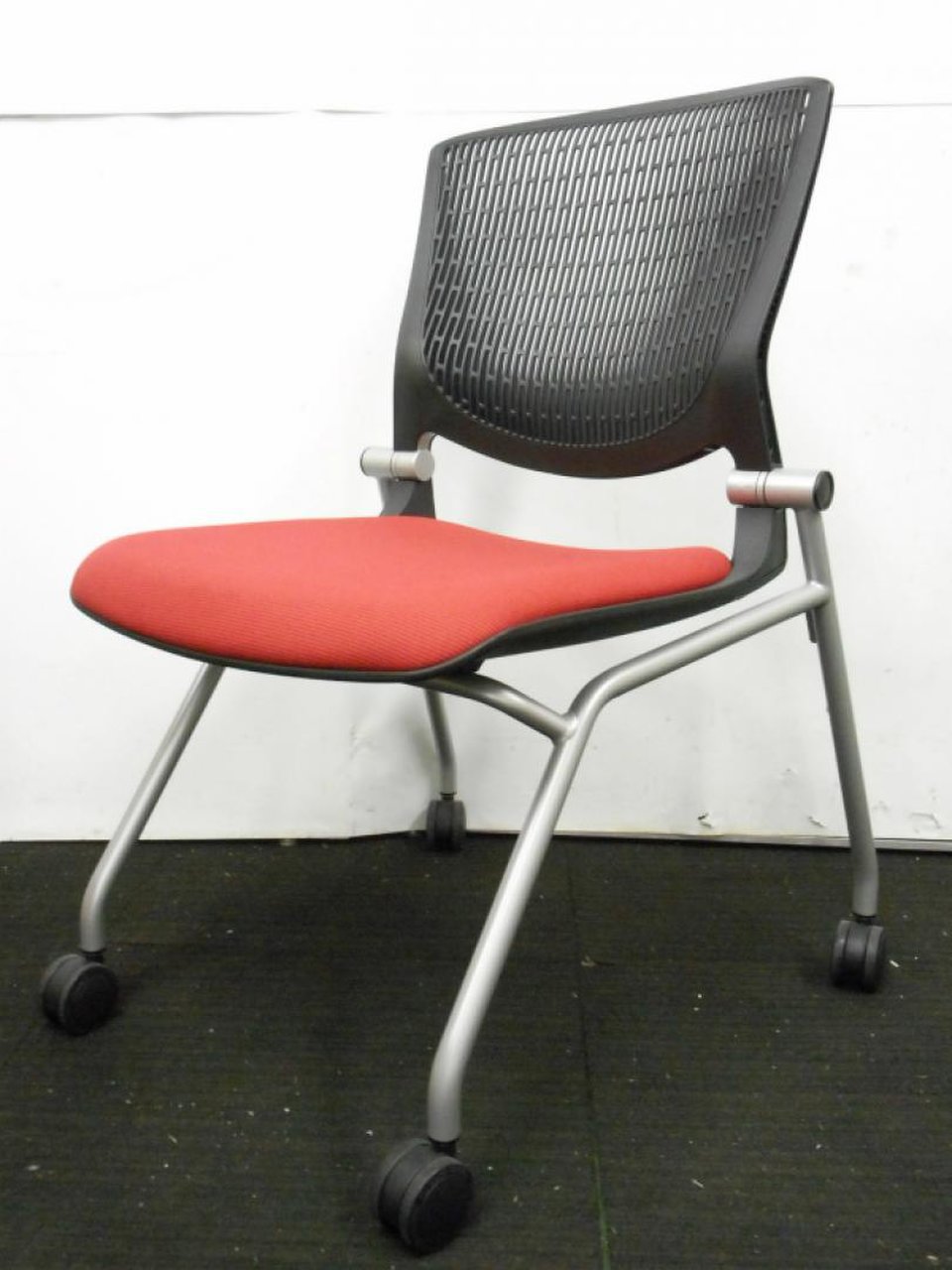 【KS】ミーティングチェアで1番の売れ筋！しなやかにワーカーを受け止めるスリット構造のベンディングシェルを採用！洗練されたデザインのミーティングチェア‼
                        グラータ 
                                    中古
            