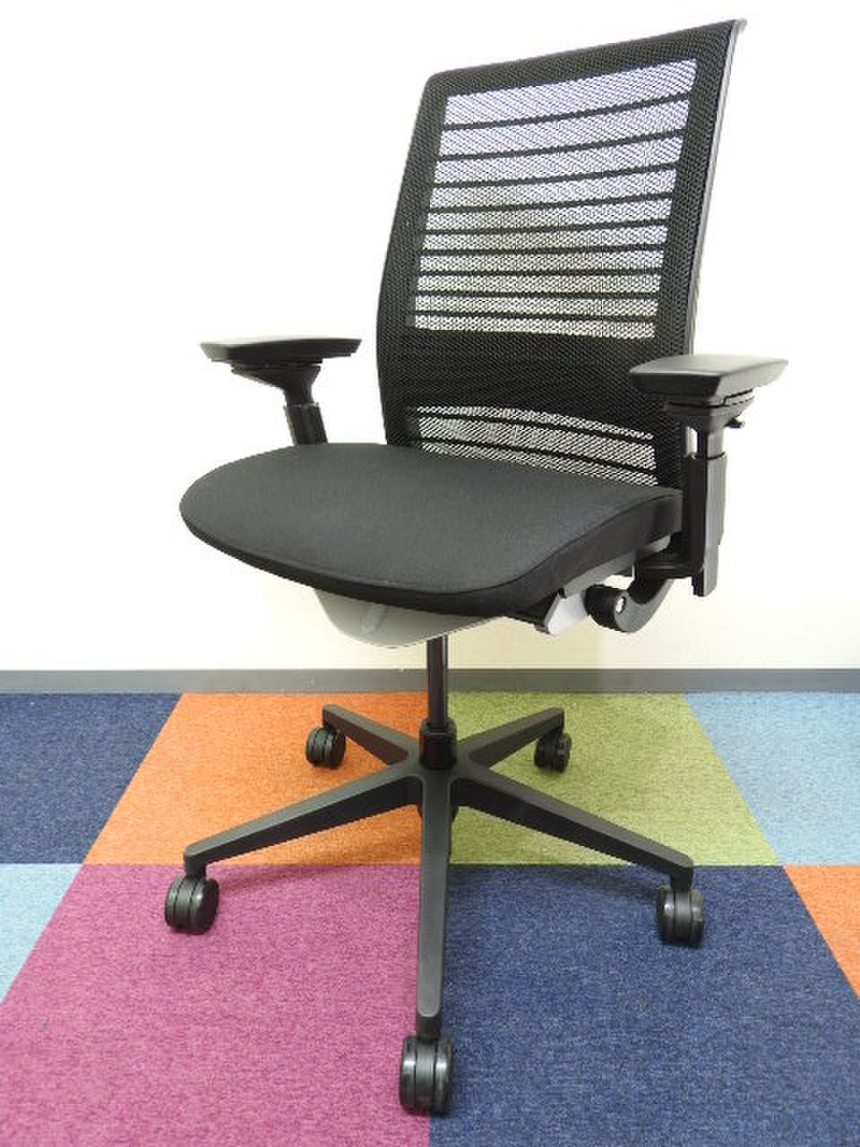 【背もたれメッシュ】スタイリッシュな座り心地抜群のチェア！■スチールケース■シンク2
                        シンクチェア（座:布
                                    中古
            