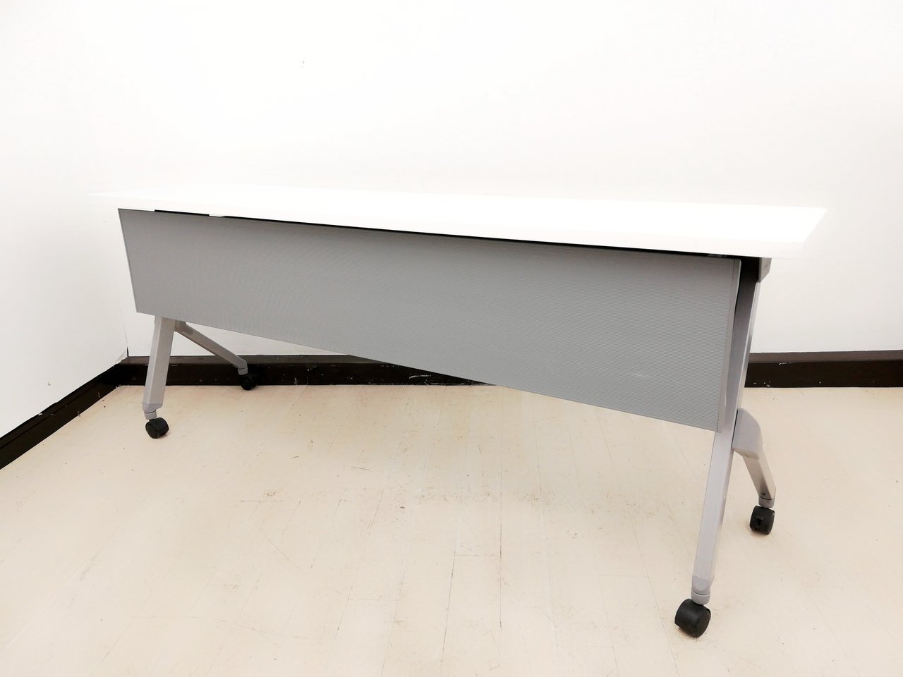 【大量入荷！】超希少の奥行400mmコンパクトサイズ！畳んで収納可能スタックテーブル！
                        フラプター 
                                    中古
            