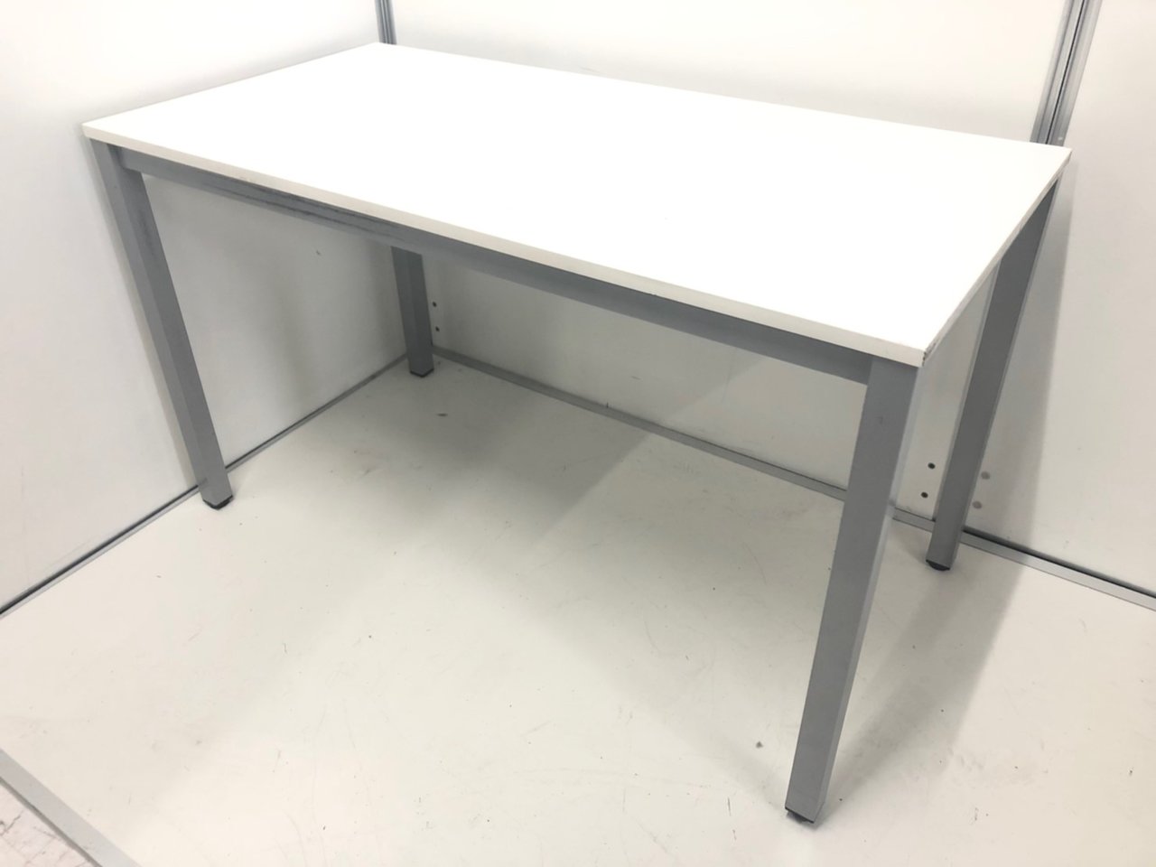 奥行きが短めなのでスマートに使えるのが特徴的！4人用テーブル入荷！
                        その他シリーズ
                                    中古
            