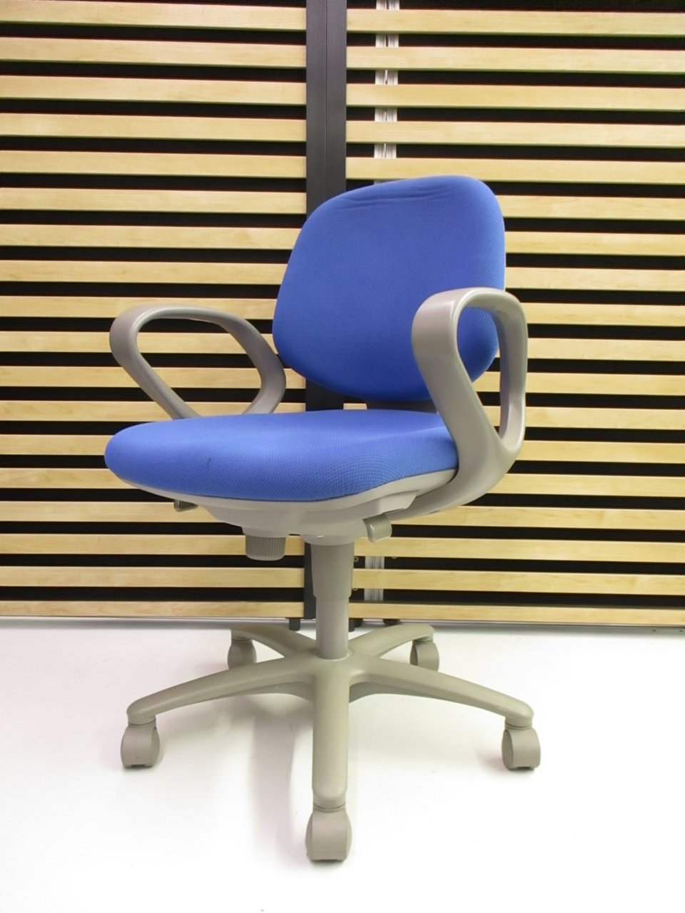 OKAMURA デスクチェア Amazon.co.jp: Okamura Sylphy C68AXR-FMP1 Office Chair