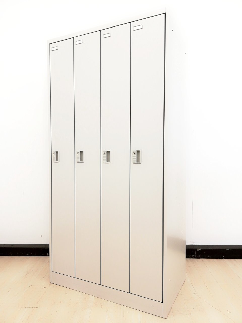 【状態良好！】お揃いでご提案可能！◆オカムラ製4人用ロッカー
                        FZ
                                    中古
            