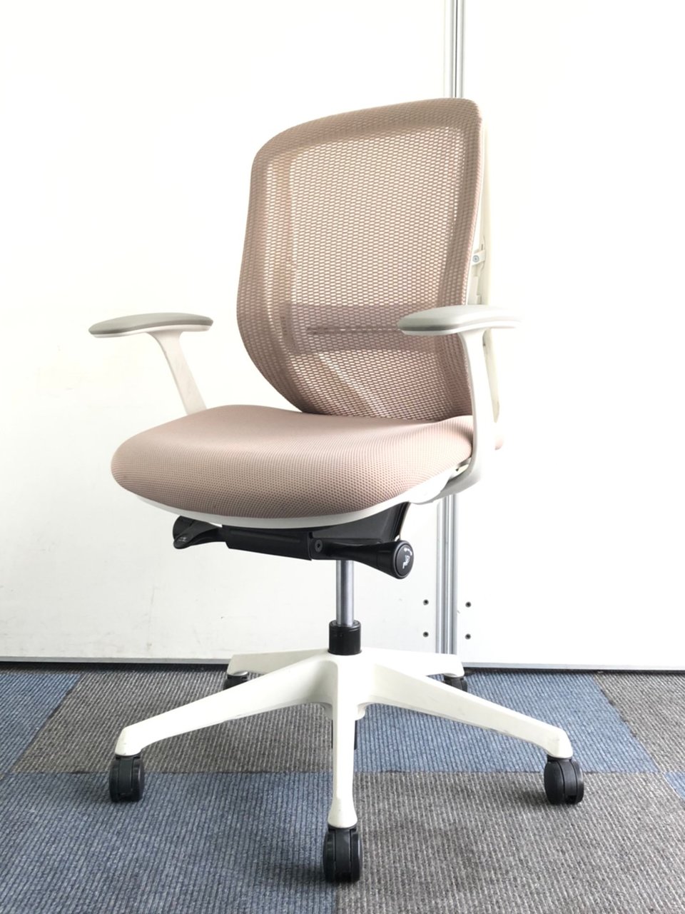 【写真あり！背もたれ角度3段階調整可能！】
オカムラが推している大人気チェア！

                        シルフィー（クッション） 
                                    中古
            