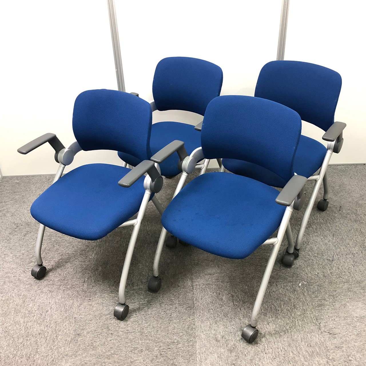 【4脚1セットでお得！】肘付きミーティングチェア　定番のブルー色
                        ジグザ 
                                    中古
            
