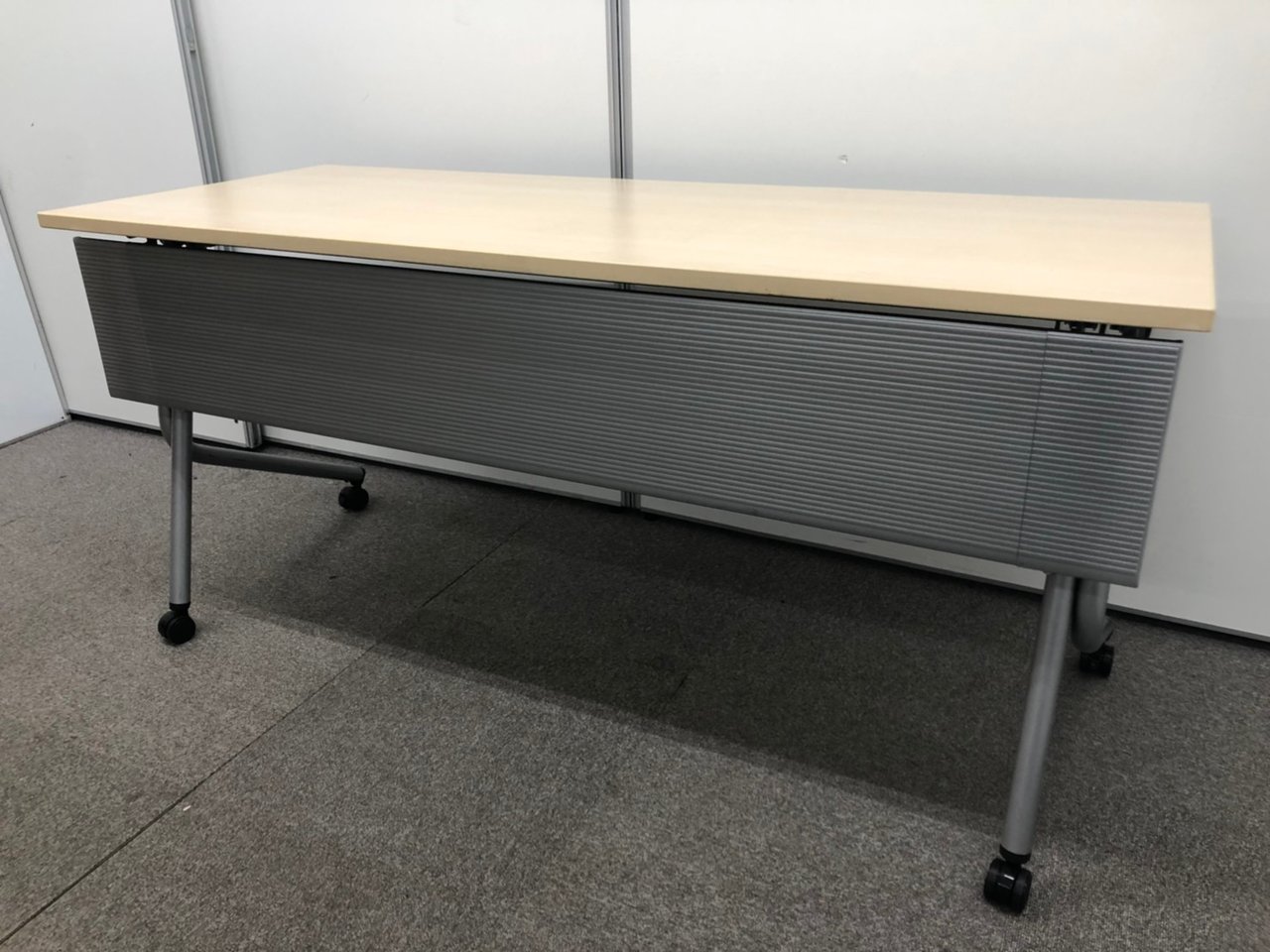 【天板は木目柄！】キャスター付き【2名様利用がお勧めです！】
                        ネスティア 
                                    中古
            