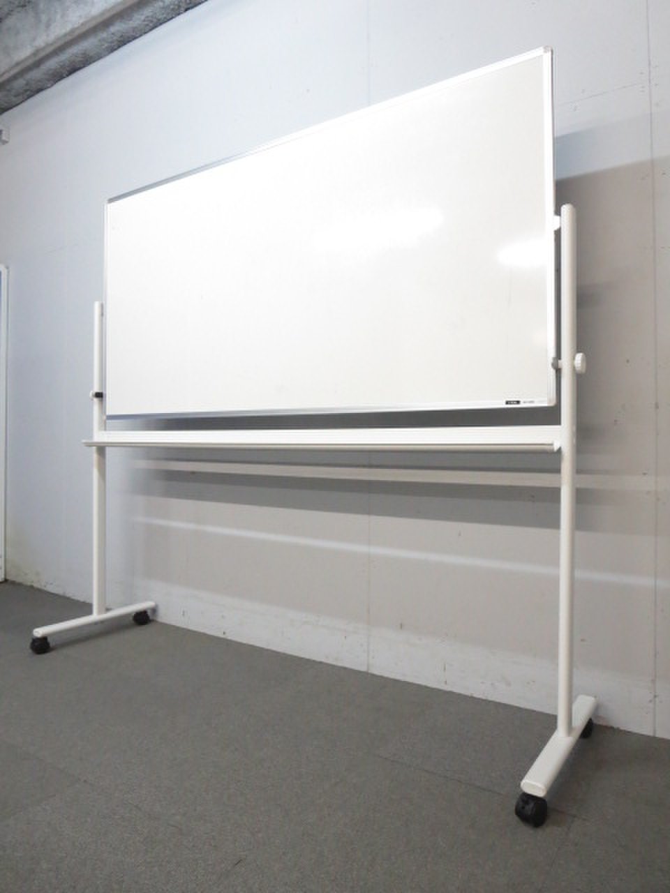 【高品質！書き消しがラクラク！ホーロータイプ！】■イトーキ製　脚付ホワイトボード【便利な両面タイプ】■広々と使えてうれしい！板面W1800mm！
                        オフィスボード
                                    中古
            