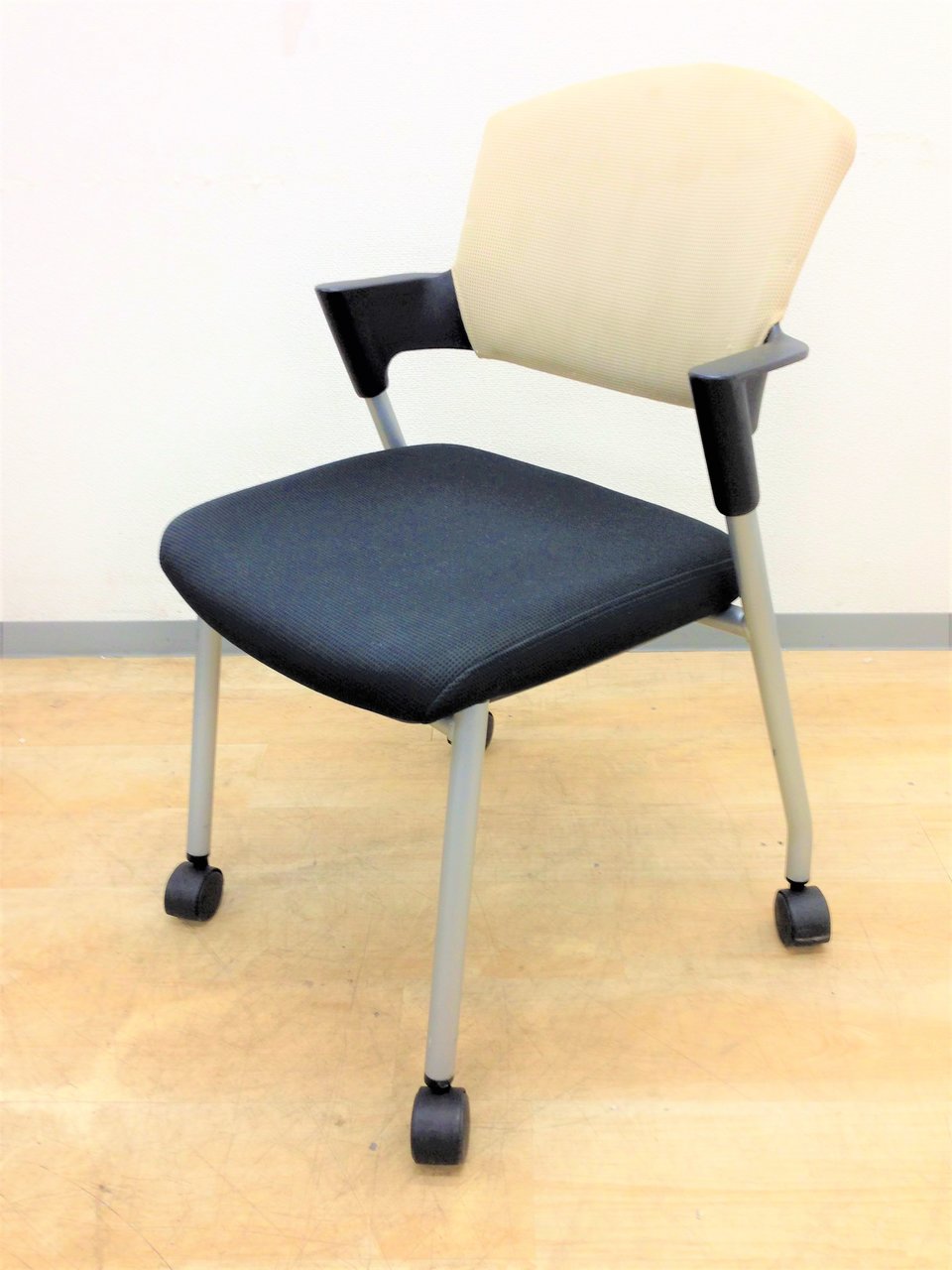【GOOD　DESIGN賞】キャスター付き　会議室用チェア　（積み重ね可能なスタッキングチェア）
                        プロッティ（キャスター付） 
                                    中古
            
