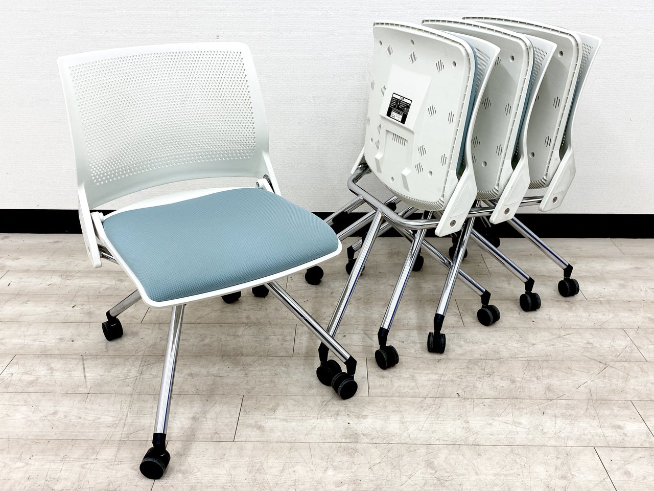 [4脚セットでお買い得]ミーティングチェア　キャスター付き　1脚単品購入よりもお買い得!【RP】
                        クリール 
                                    中古
            