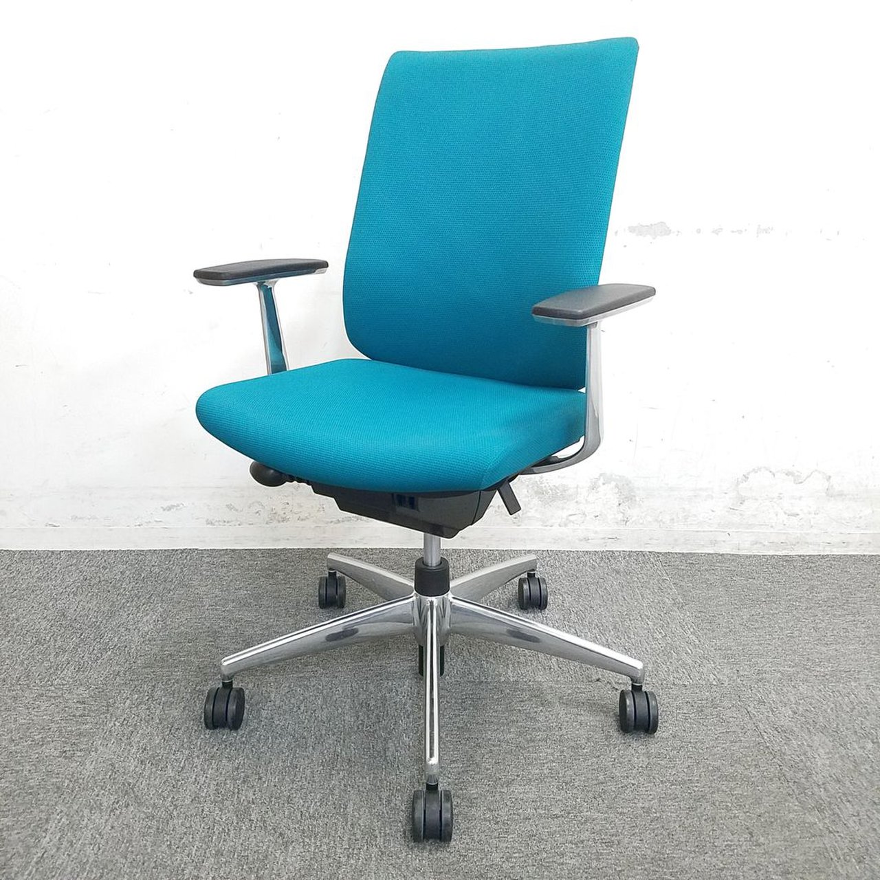 【3脚限定】2つのメカで身体の動きをジャストフィットするデュアルモーションメカニズムチェア入荷！中古　高級チェア　オフィスチェア　テレワーク　在宅ワーク
                        ウィザード 
                                    中古
            