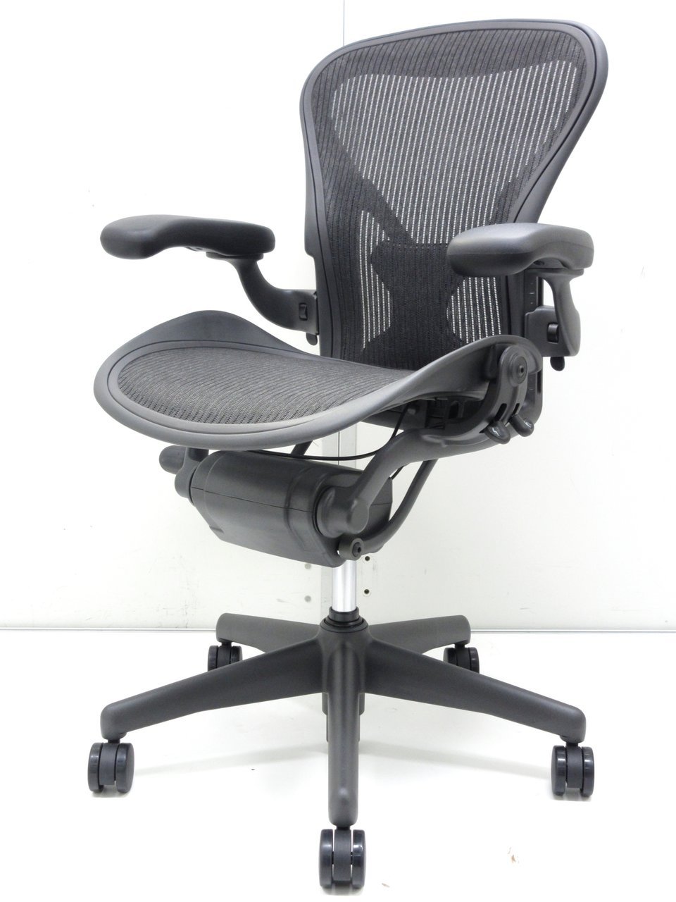 【新品買うのはモッタイナイ！】■アーロンチェア　Bサイズ・フル装備【未使用品】■ポスチャーフィット　可動肘　グラファイトカラーベース　クラシックペリクル
                        アーロンチェア 
                                    新古品
            