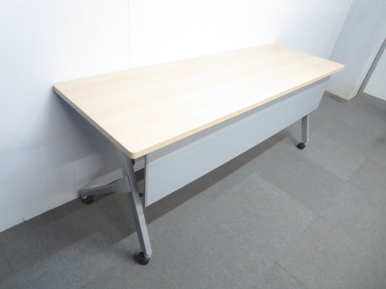 【スムーズに移動できるキャスター付！】■オカムラ製　サイドスタックテーブル　■W1500×D600mm　木目柄ナチュラル天板　幕板付き
                        フラプター 
                                    中古
            