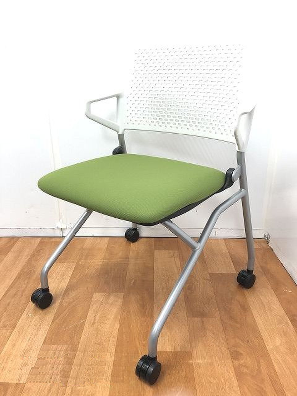 【小振りなリング肘と繊細な背メッシュで座り心地バツグンなネスティングチェア！！】
                        ブルーメ 
                                    中古
            