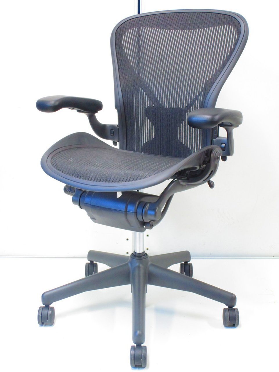 【有名な高級チェア入荷！】テレワークなどにオススメです！！新品同様の高級新古チェアはいかがでしょうか！
                        アーロンチェア 
                                    新古品
            