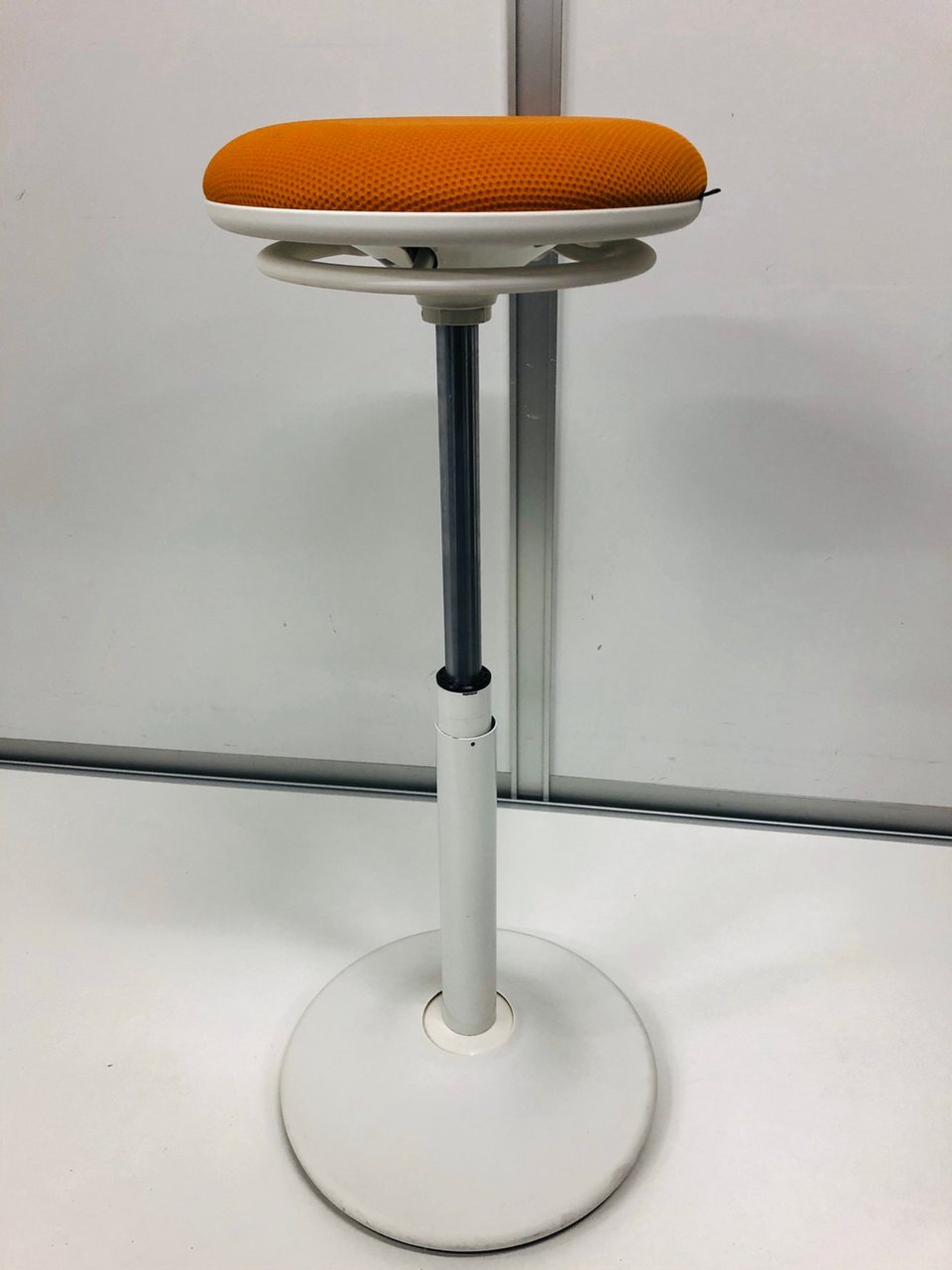 「座る」と「立つ」のいいとこ取り。働く姿勢の新提案のカウンターチェア
                        Pirouettoシリーズ 
                                    中古
            