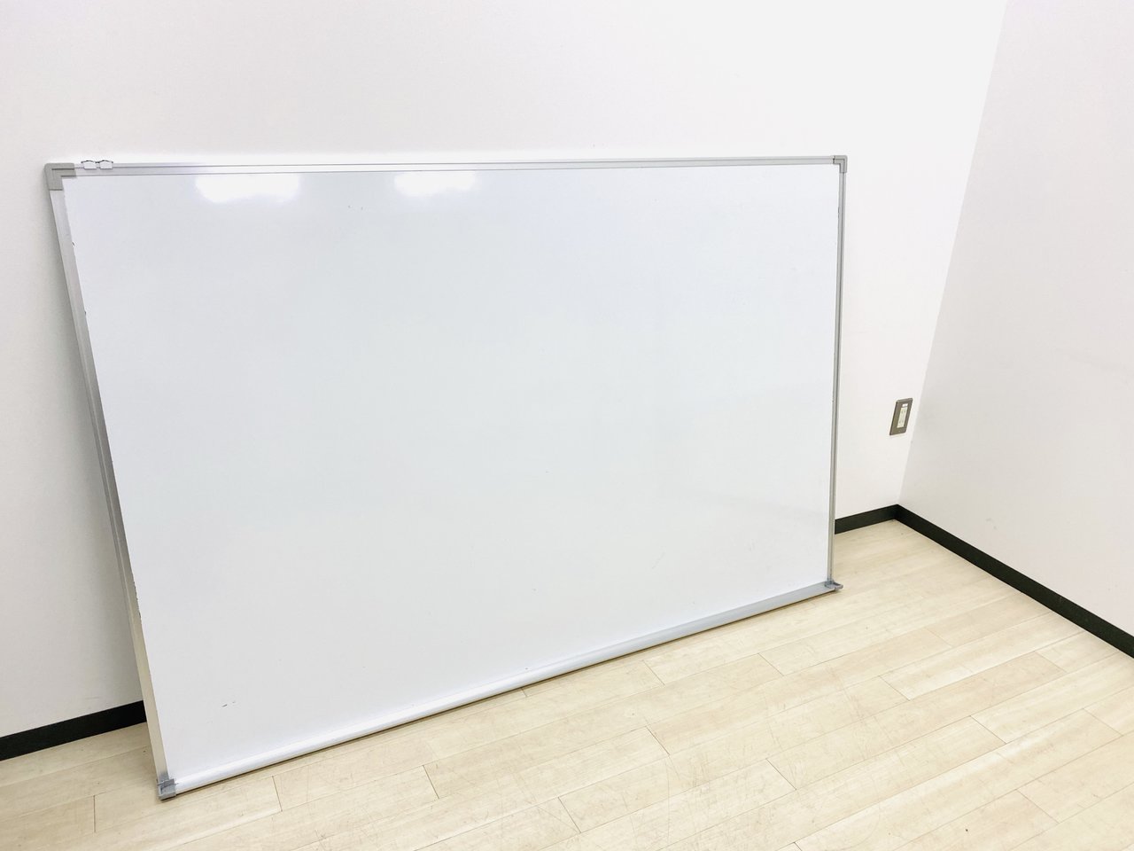 人気のホワイトボード壁掛けタイプ再入荷！横幅1800.高さ1200の大型ゆったりタイプ！！
                        その他シリーズ
                                    中古
            