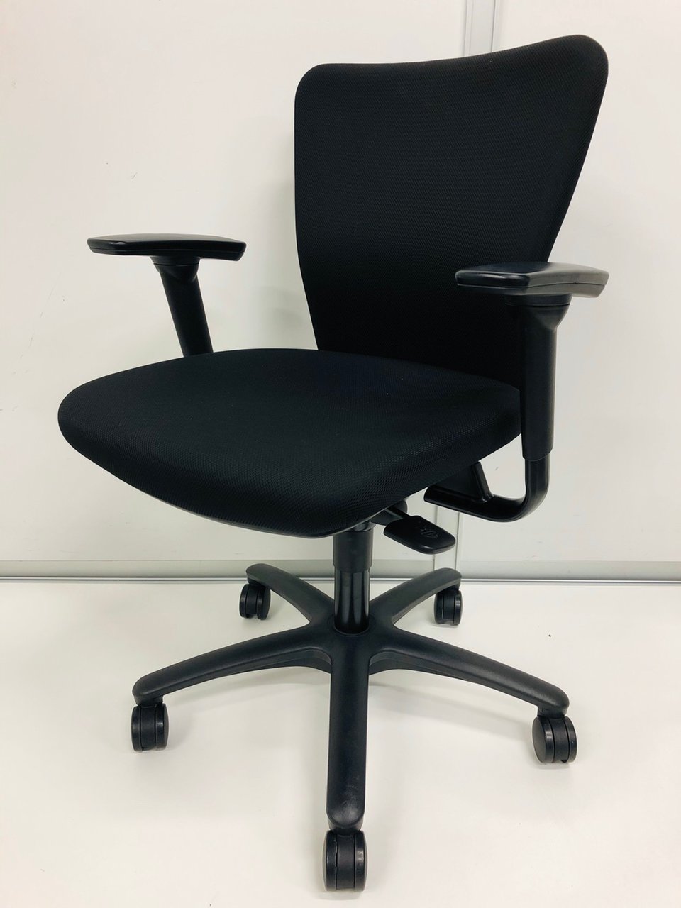 カジュアルな雰囲気を取り入れたスタンダード・シーティング
                        カロッツァ 
                                    中古
            