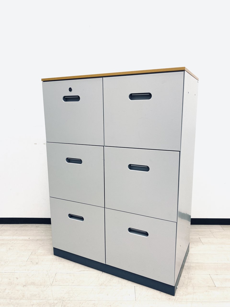 珍しい！A4ファイルキャビネットのクロガネ製！施錠すると全段鍵がしまります！士業の方や図面整理などに便利！！
                        その他シリーズ
                                    中古
            