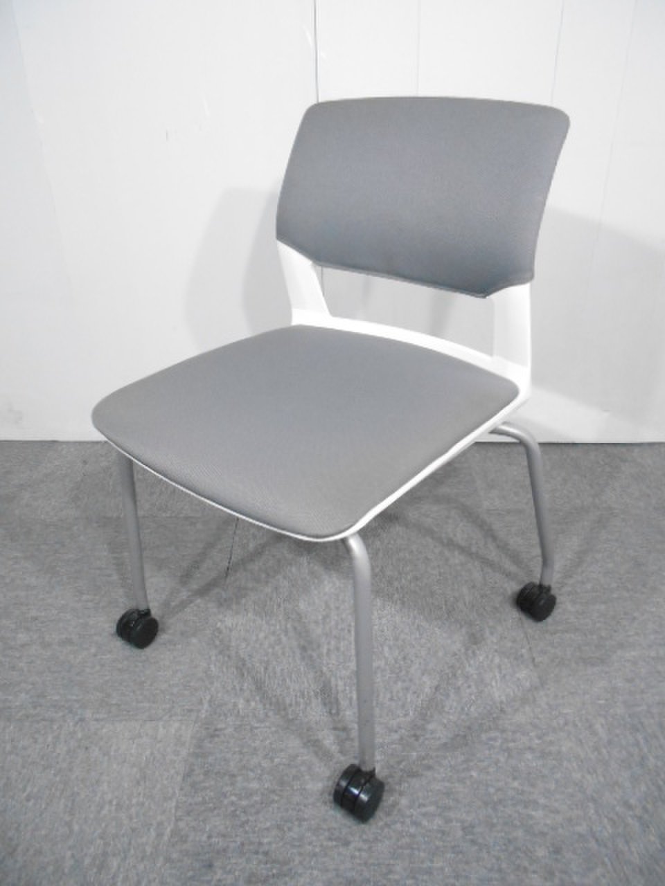 コクヨ製　CK-160　スタッキングチェア　キャスター付き　グレー色　ロット入荷　コスト重視　コスパ抜群
                        160シリーズ
                                    中古
            