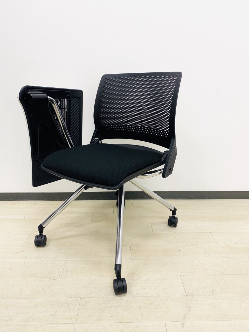 【残り僅か】【テレワーク】【在宅用】メモ台付ミーティングチェア！人気のオカムラ製！2015年製で程度も良好！
                        クリール 
                                    中古
            