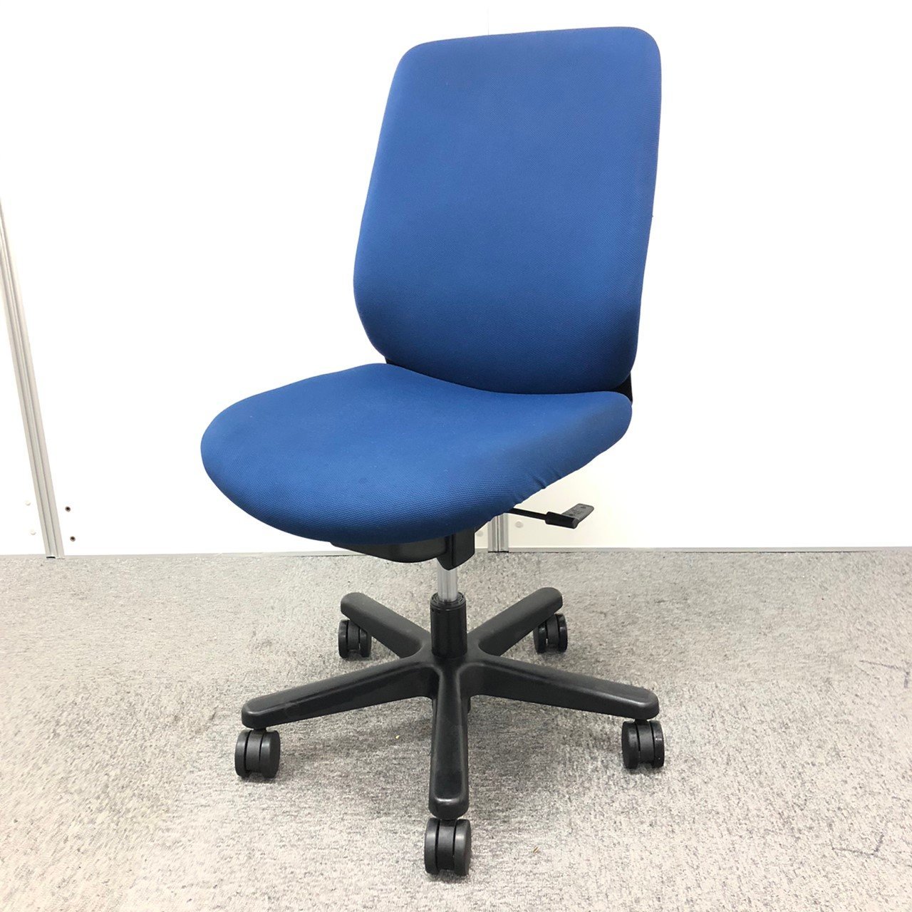 コンパクト設計で、さまざまな空間で使いやすいチェア　トルテシリーズ！！
                        トルテ 
                                    中古
            