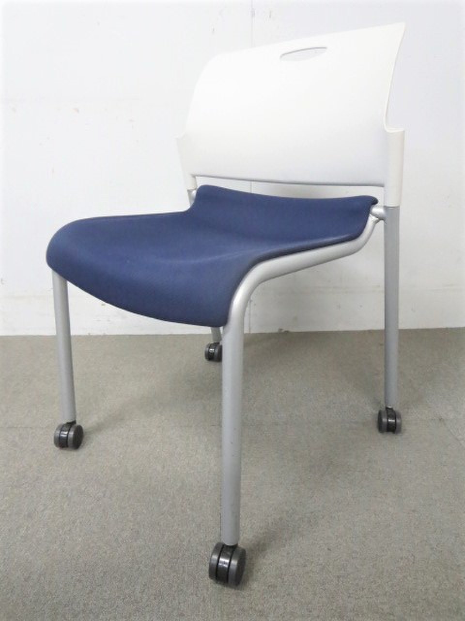 【お値段重視！】■ウチダ　スタッキングチェア　ブルー【キャスター付】■在庫入替に伴い今だけお買い得！
                        MF-270シリーズ 
                                    中古
            