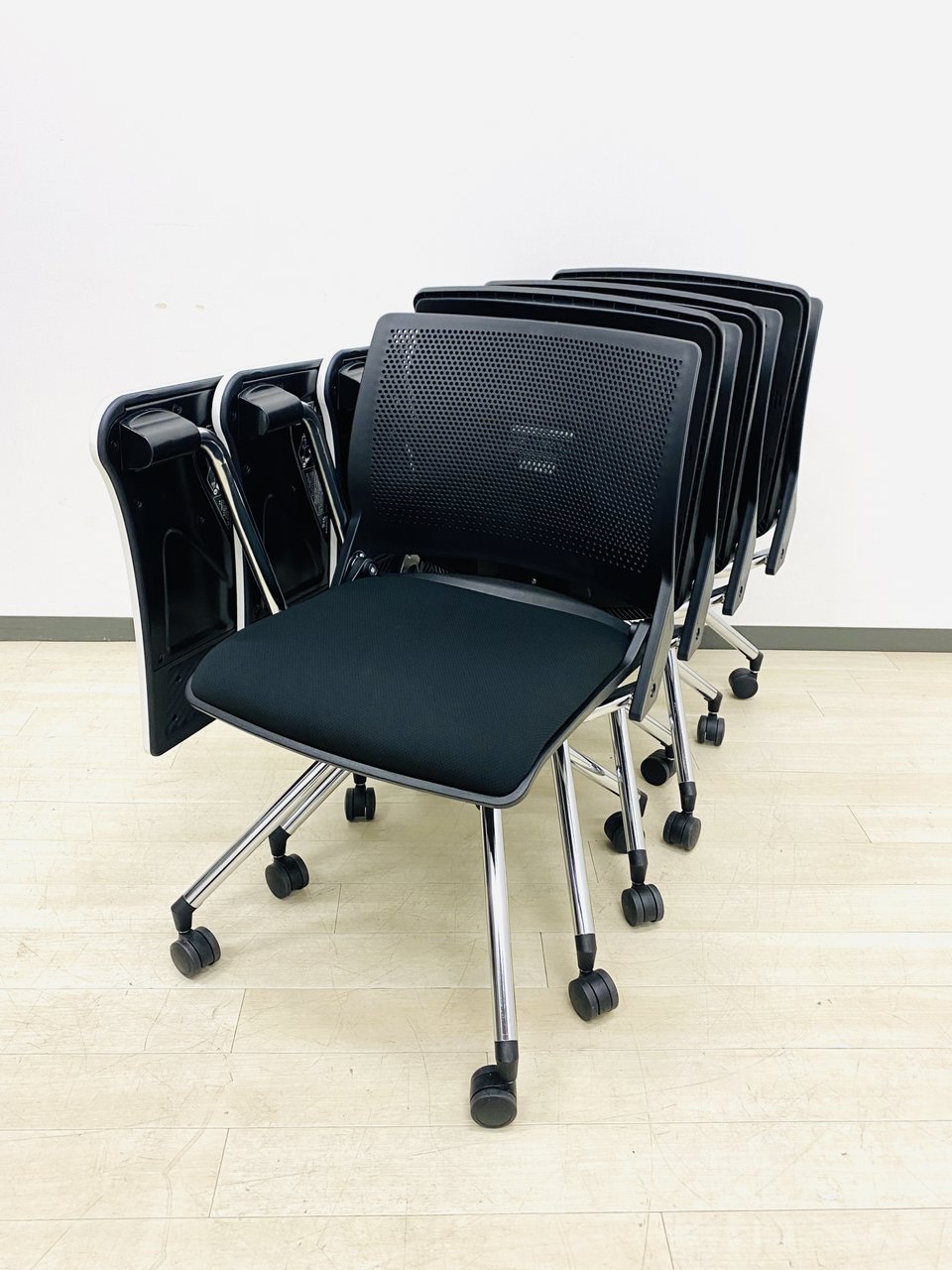 オカムラ製のミーティングチェア！4脚セット！全国配送可能です！！さらにメモ台付きで作業効率アップ！
                        クリール 
                                    中古
            