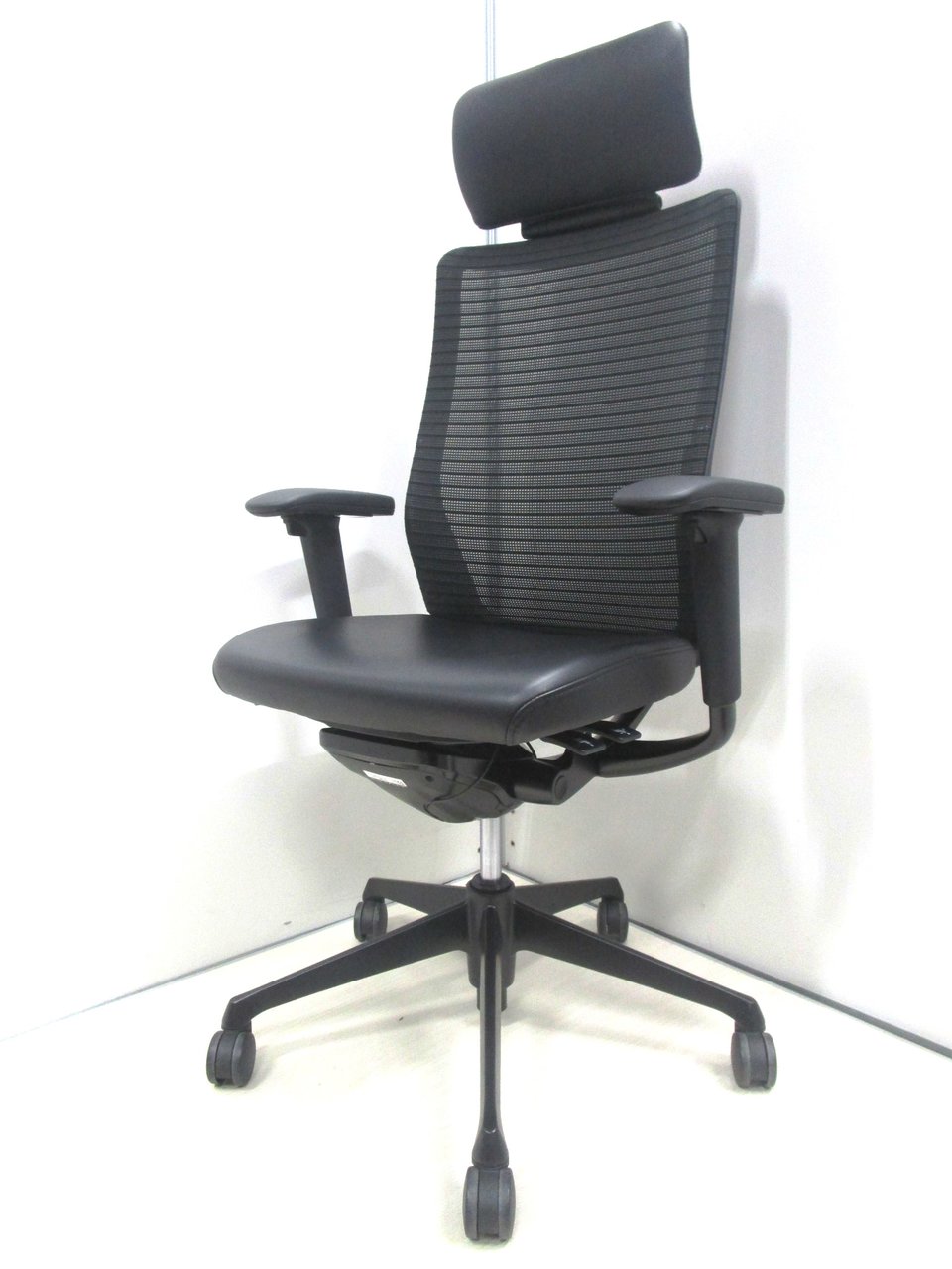 【ヘッドレスト付！ヘッドと座面は本革レザーで高級感抜群！】【肘付】【良好品】オカムラ/コーラル/ブラック【フレームなどもオールブラックの超シックなチェア】
                        コーラル 
                                    中古
            