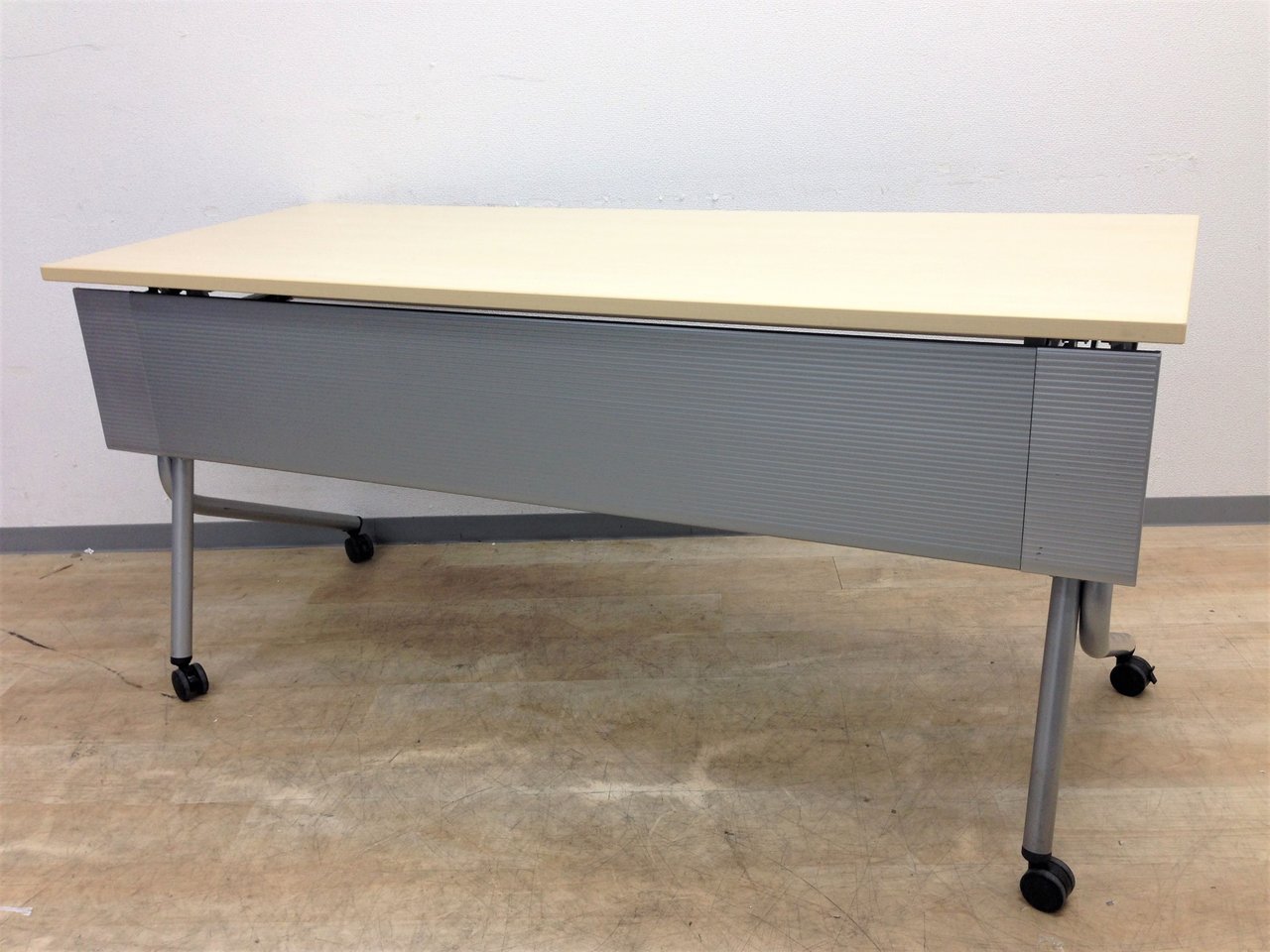 【残り1台の為、特価価格】木目調の会議テーブル　天板フラップ式で収納可能！
                        ネスティア 
                                    中古
            