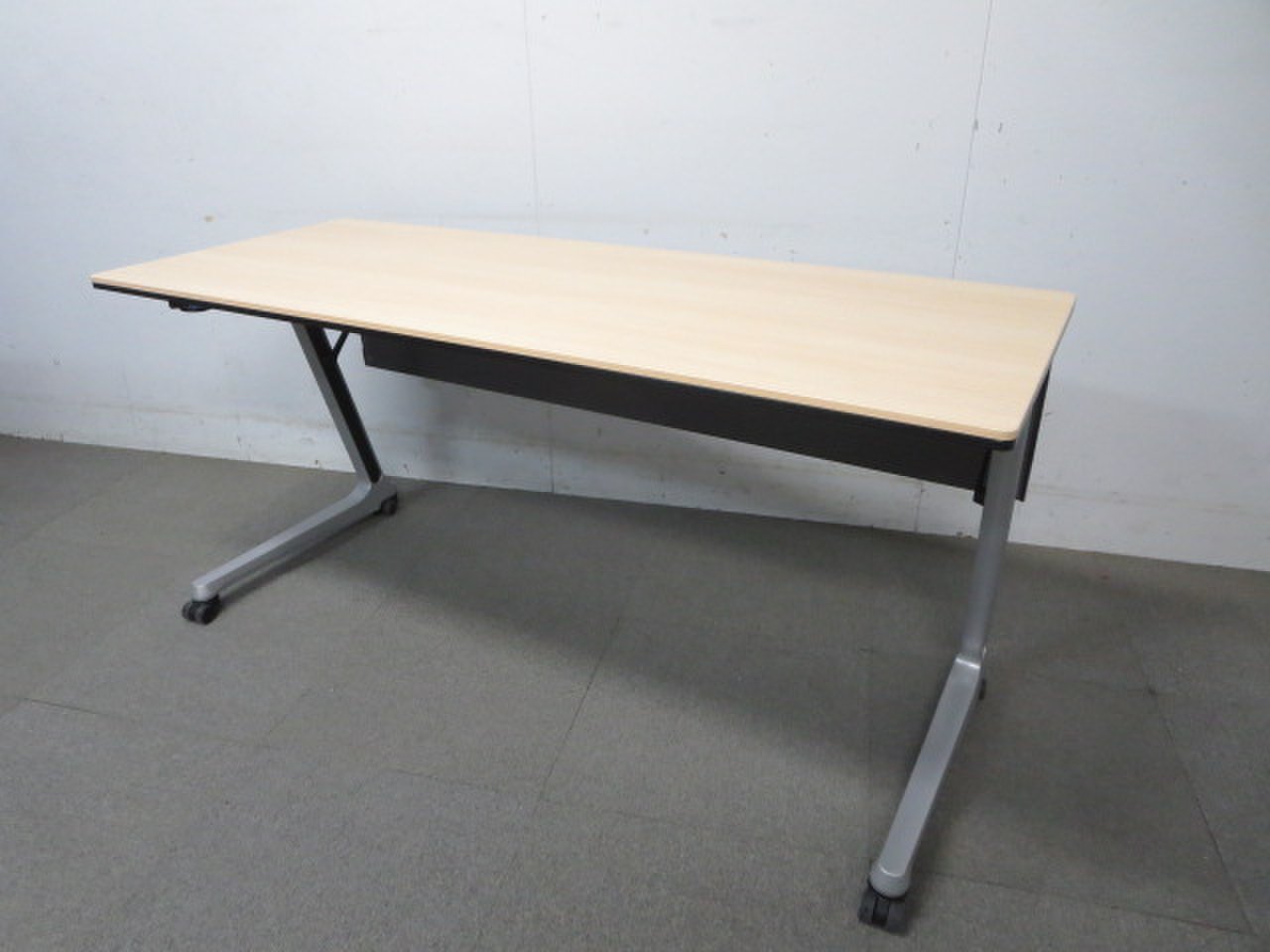 【ハイグレードなデザイン！】■オカムラ製　サイドスタックテーブル　W1500×D600mm　ナチュラル　幕板パネル付【ラスト1点！お値下げ品！】
                        インターアクトPRO 
                                    中古
            