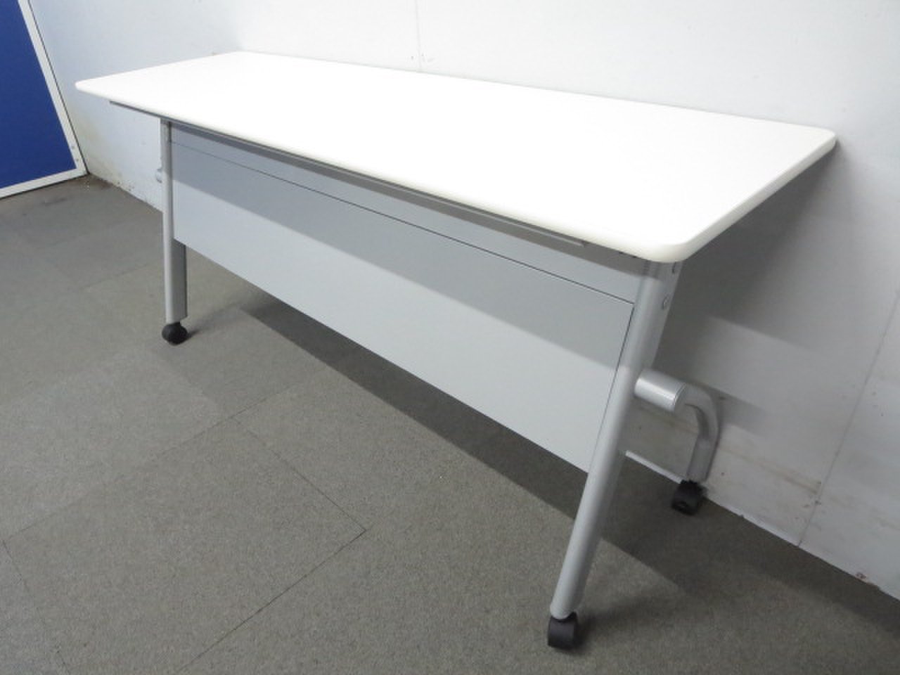 【ノーブランド品がお買い得！】■サイドスタックテーブル　W1800×D450mm　ホワイト　幕板パネル付き！
                        平行スタックテーブル
                                    中古
            