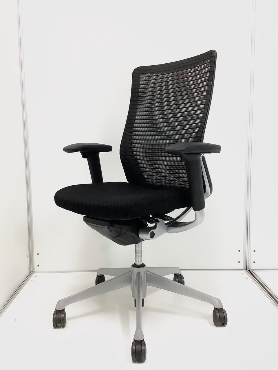 オカムラ/コーラル/ブラック【ハイバック・可動肘タイプ】【テレワークに最適！】
                        コーラル 
                                    中古
            