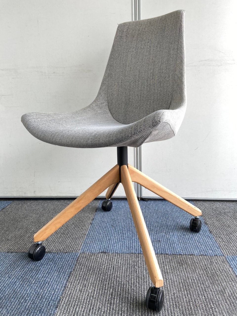 【お洒落な空間を演出】キャスター付きチェア
                        その他シリーズ
                                    中古
            