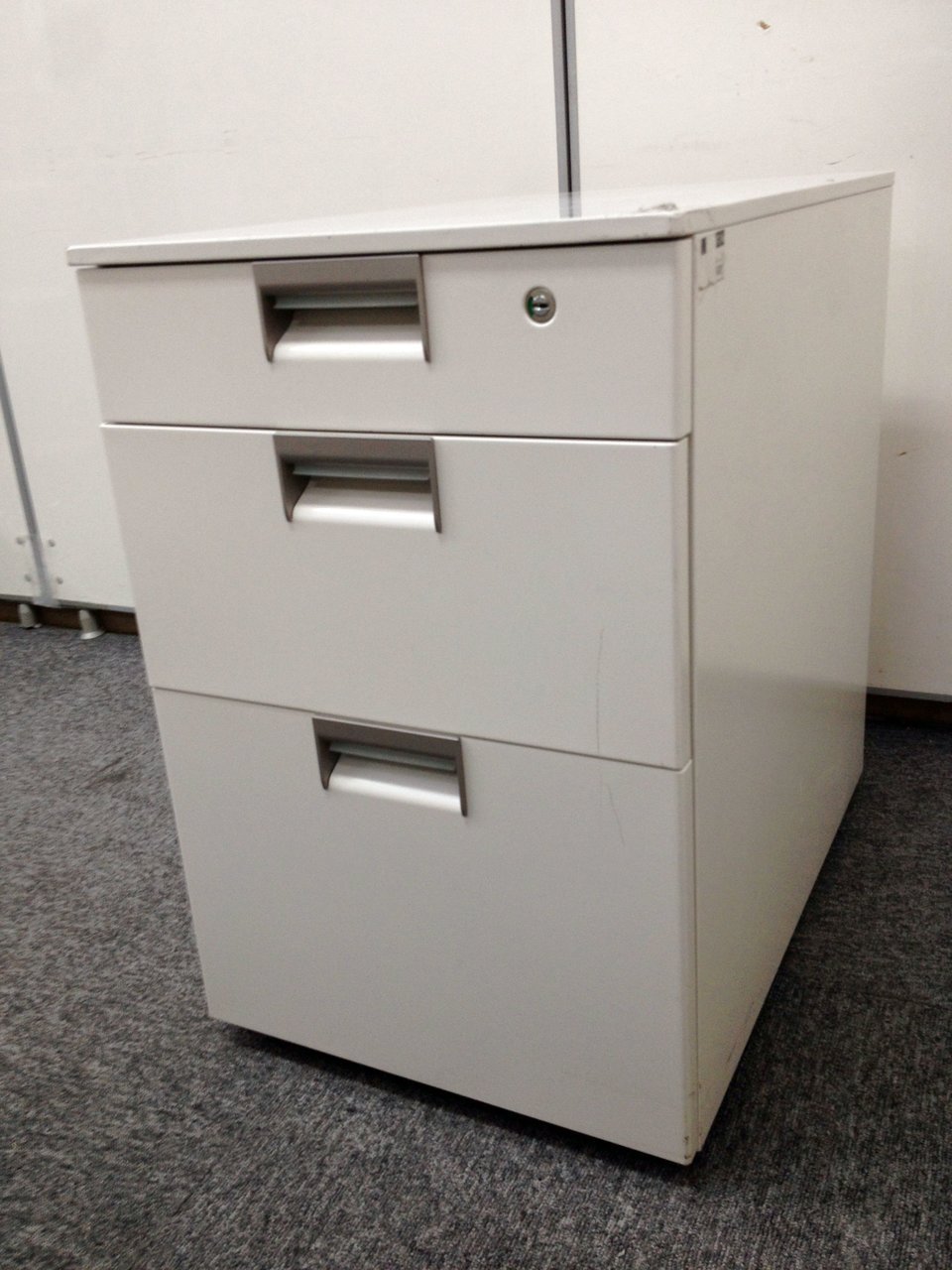 【商品入れ替えの為　現品限り　50％OFF】人気のホワイト　デスクまわりの収納に便利
                        CX 
                                    中古
            