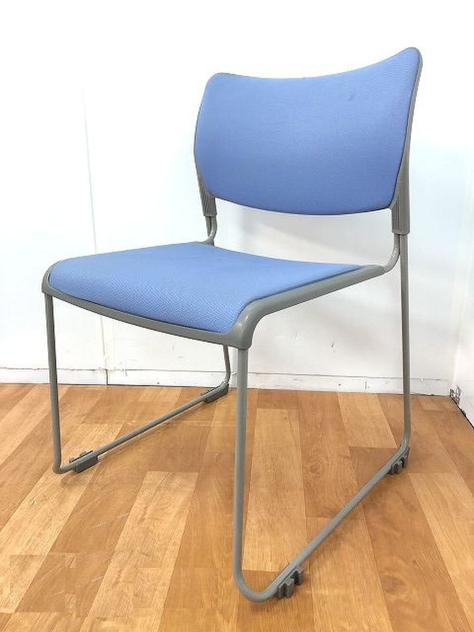 【シンプルなデザインで軽量で重ねて収納可能なスタッキングチェア】■おつとめ品
                        その他シリーズ
                                    中古
            