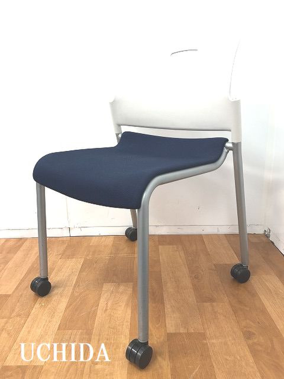 【背もたれの丸みが優しくフィットするスタッキングチェア！！】
                        MF-270シリーズ 
                                    中古
            