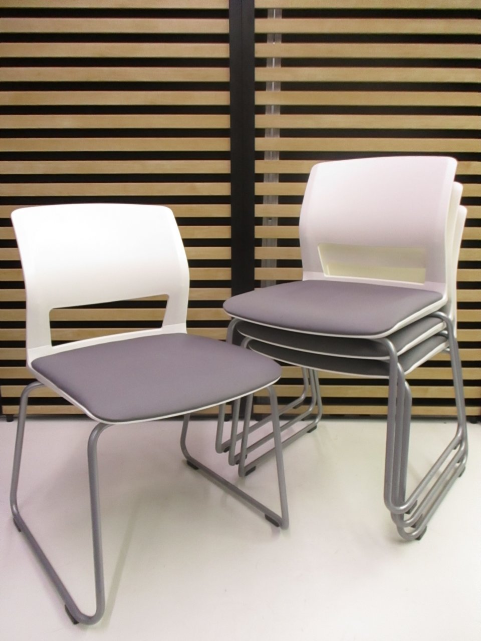 【KS】【限定1セット！】持ち運びしやすい軽いチェア！研修用やちょっとした会議室におすすめ！
                        160シリーズ 
                                    中古
            