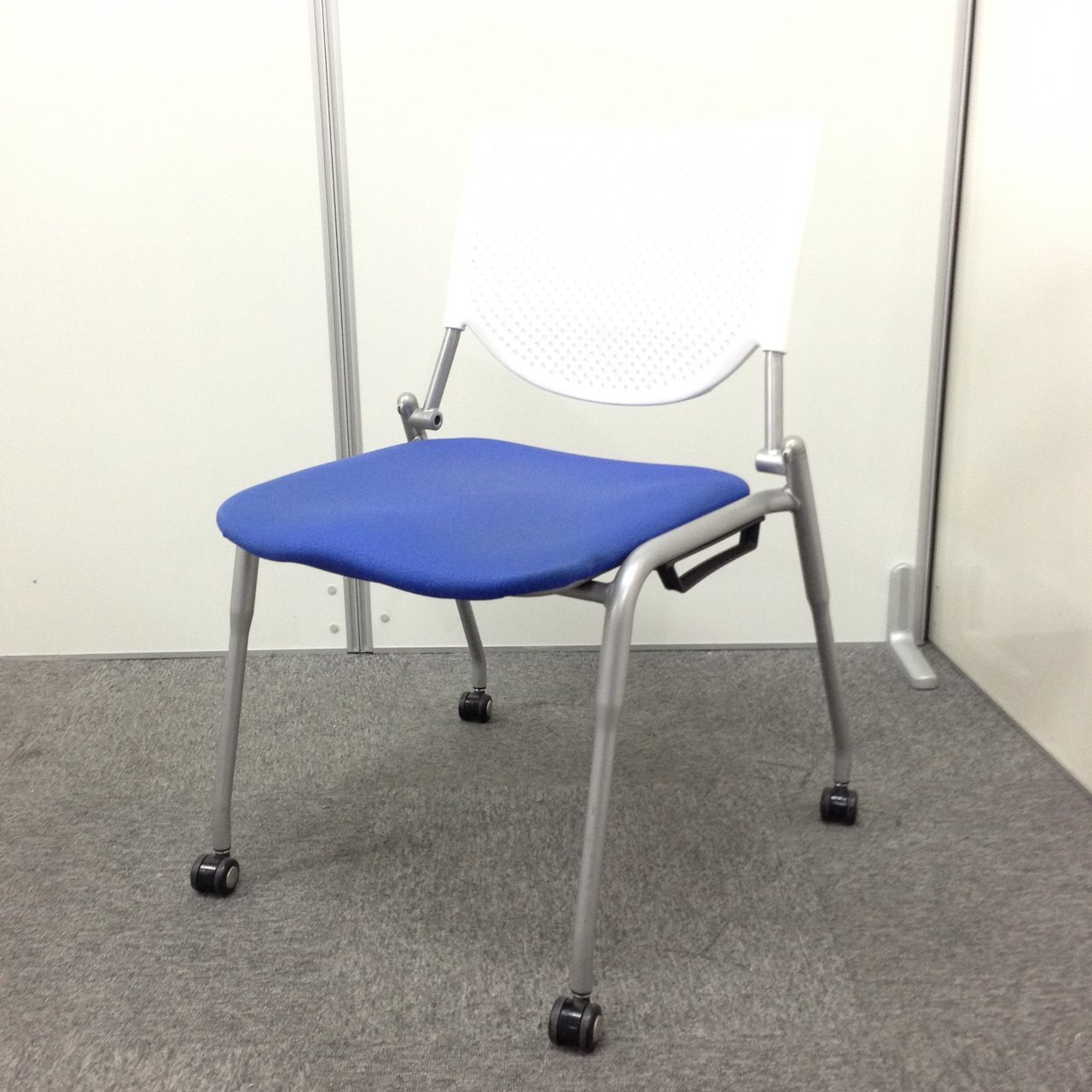 会議や休憩室などにおすすめ　スタッキングチェア！！
                        プロスタック 
                                    中古
            